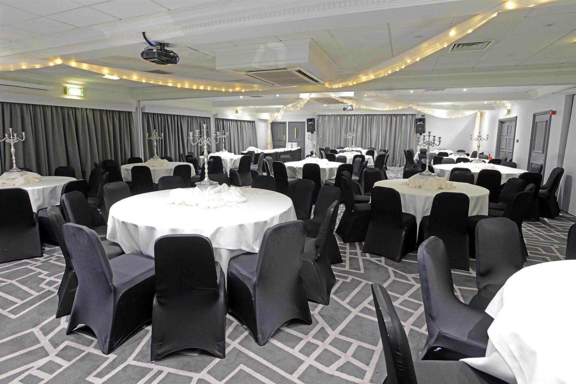 Village Hotel Birmingham Уолсал Екстериор снимка